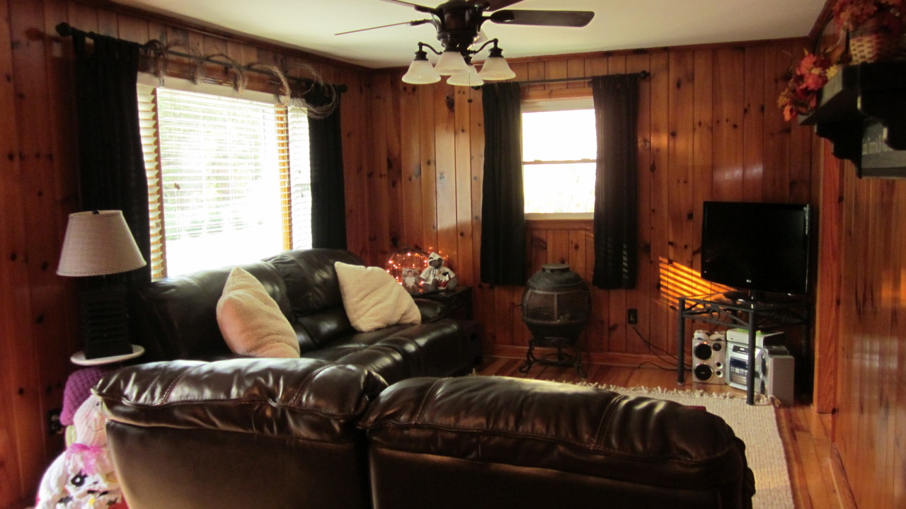 18 White Oak Road Boones Mill, VA 24065 - Photo 13 of 32 Family Room