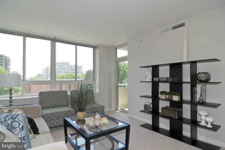 355 I Street Southwest, Unit S406 Washington, DC 20024 - Photo 6 of 18 Living Room
