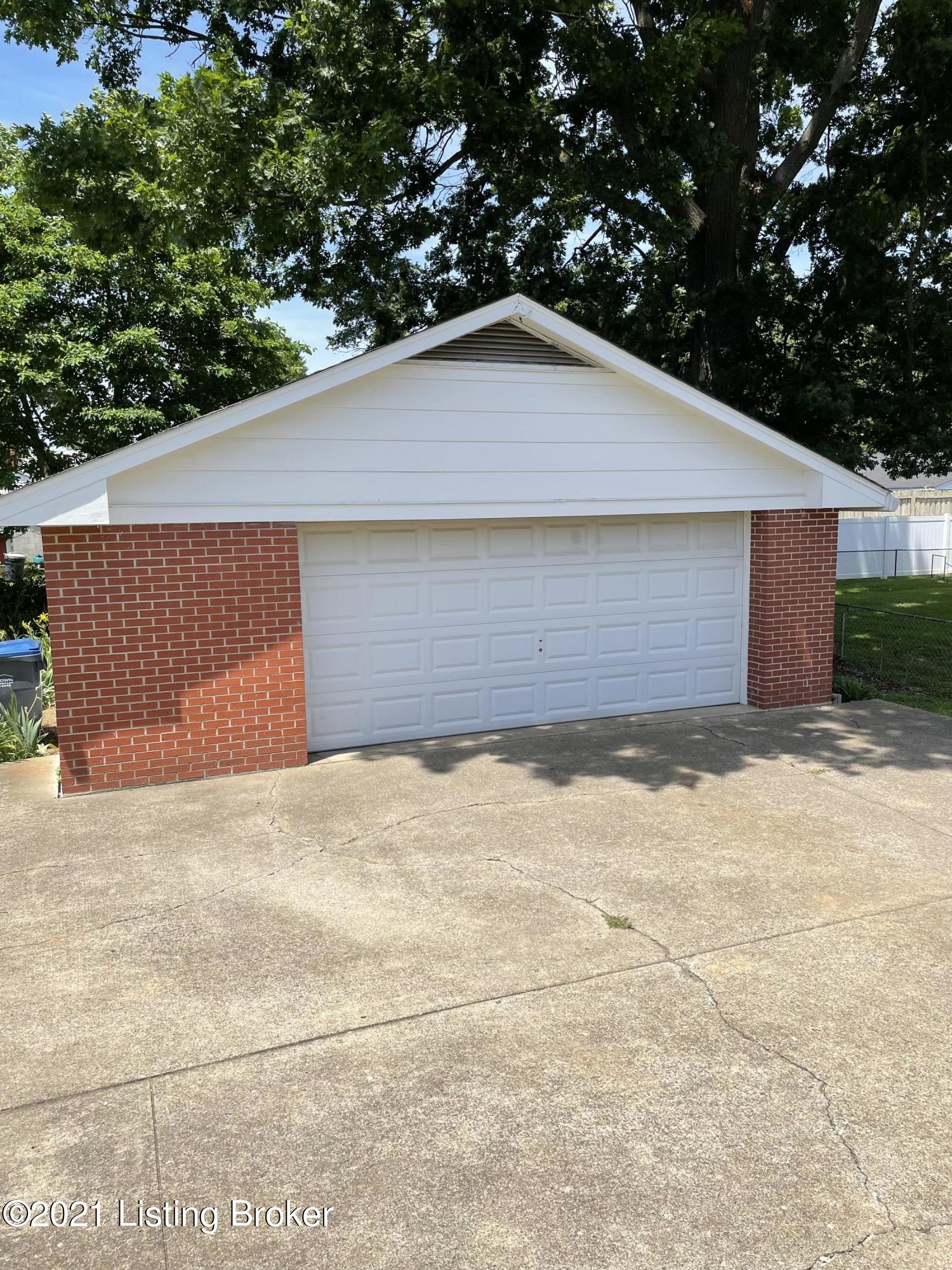 5313 Adkins Road Louisville, KY 40219 - Photo 5 of 35 IMG_9445