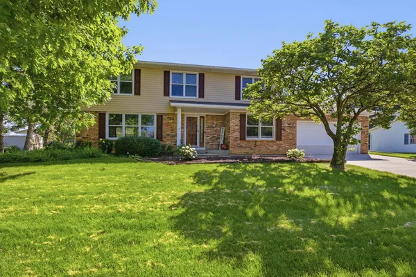 $2,900 | 4813 Surrey Court, Bettendorf, IA 52722