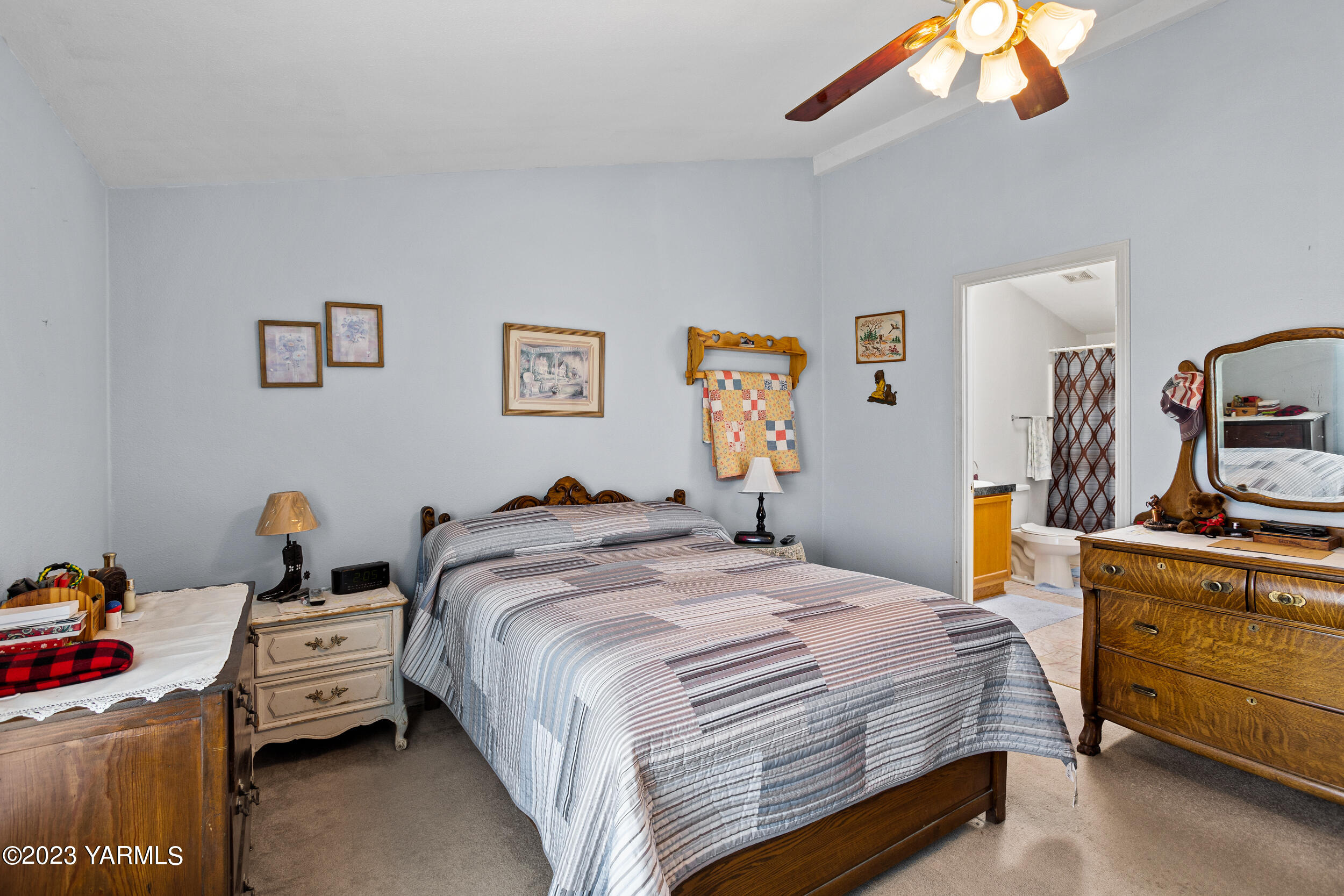 910 Robinson Road Grandview, WA 98930 - Photo 21 of 37 a bedroom with a bed and a chandelier