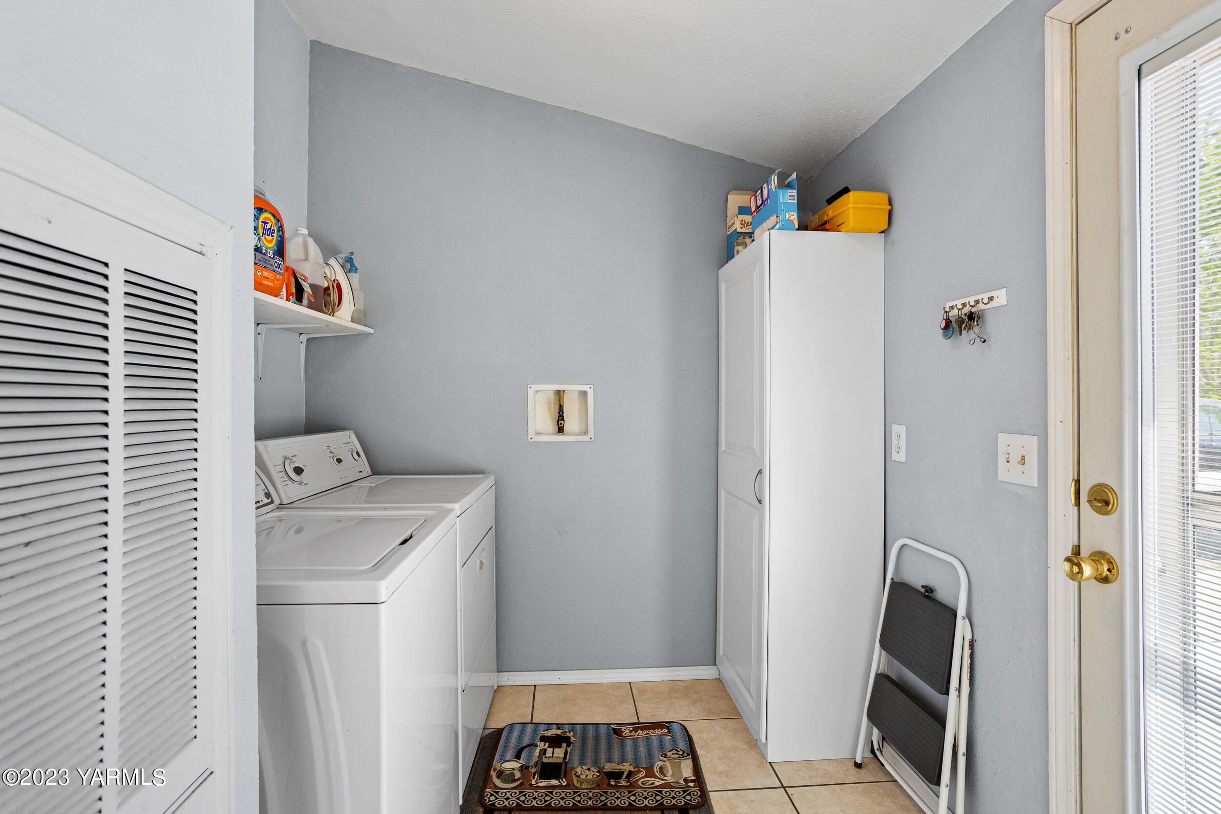 910 Robinson Road Grandview, WA 98930 - Photo 27 of 37 a utility room with dryer and washer