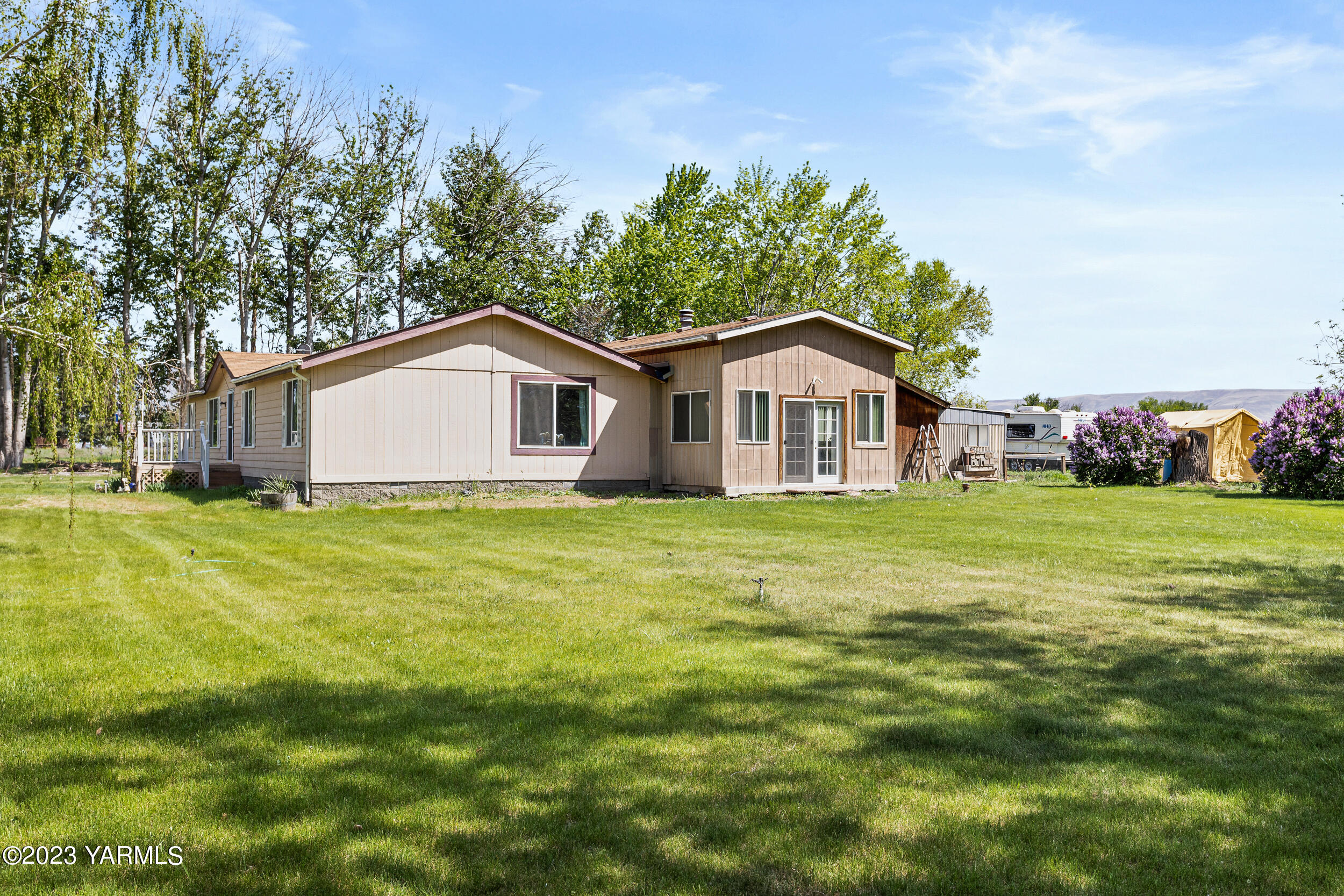 910 Robinson Road Grandview, WA 98930 - Photo 29 of 37 a view of a house with a yard