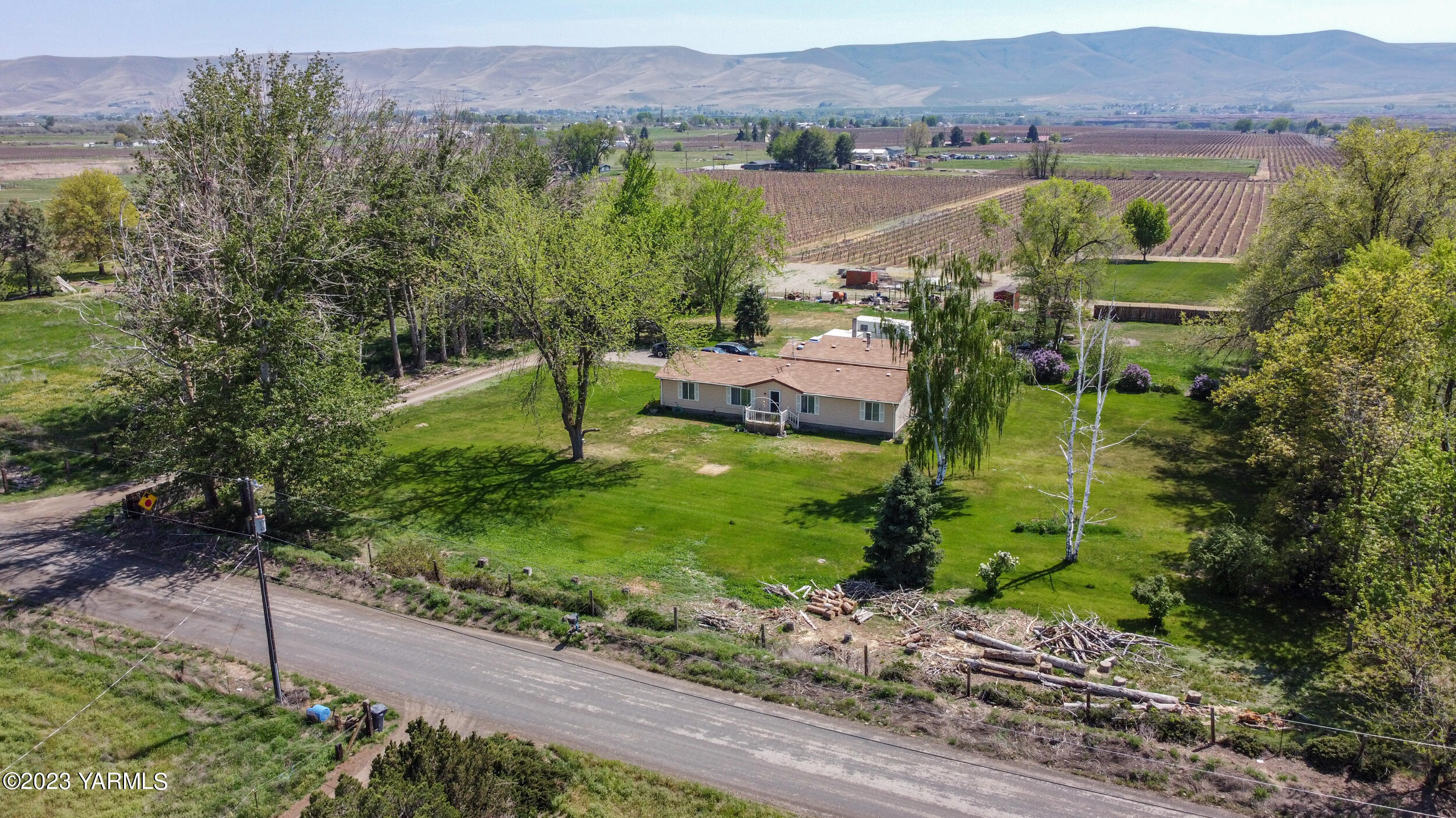 910 Robinson Road Grandview, WA 98930 - Photo 32 of 37 a view of a garden with a building in the background