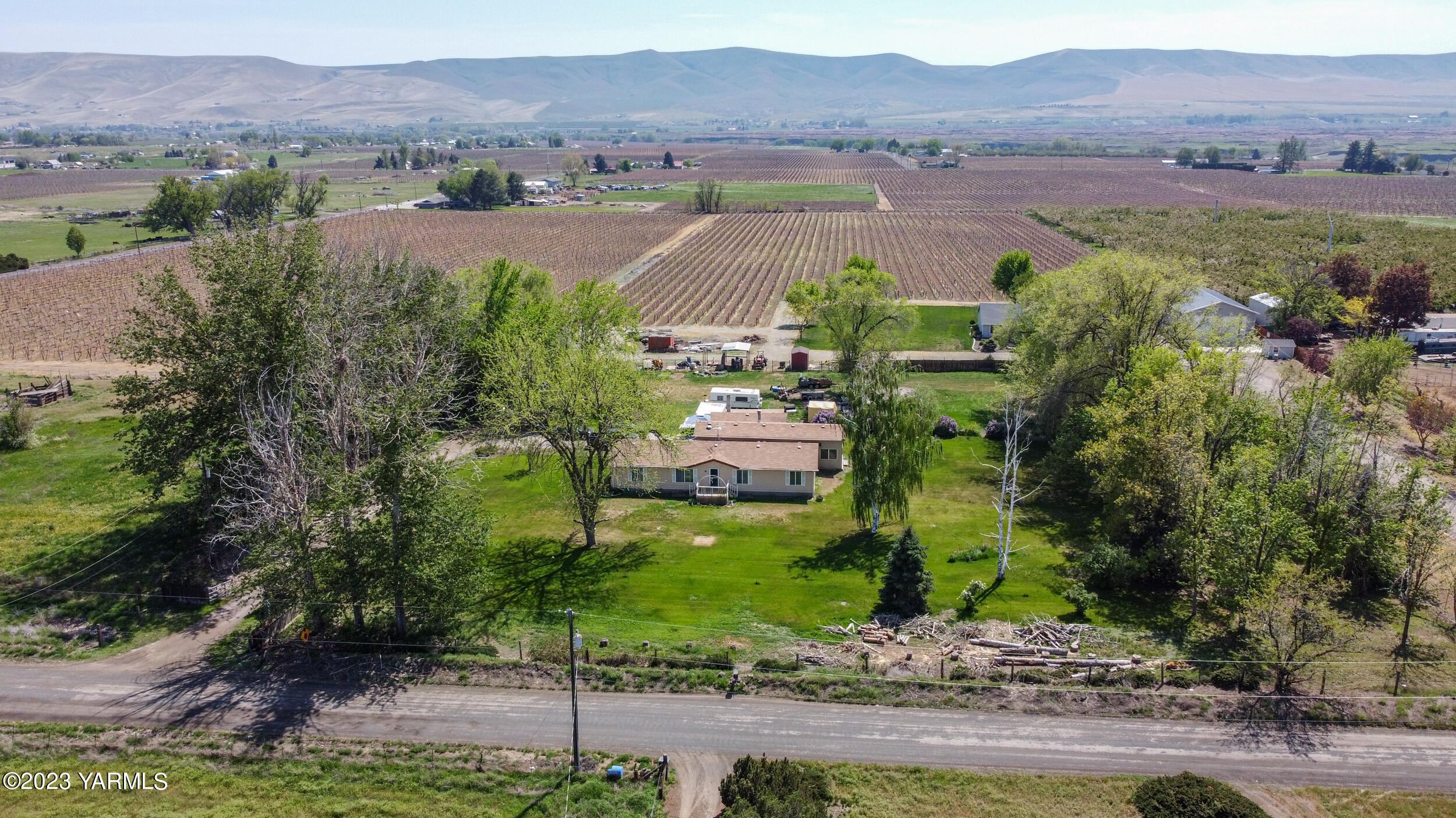 910 Robinson Road Grandview, WA 98930 - Photo 33 of 37 an aerial view of multiple house