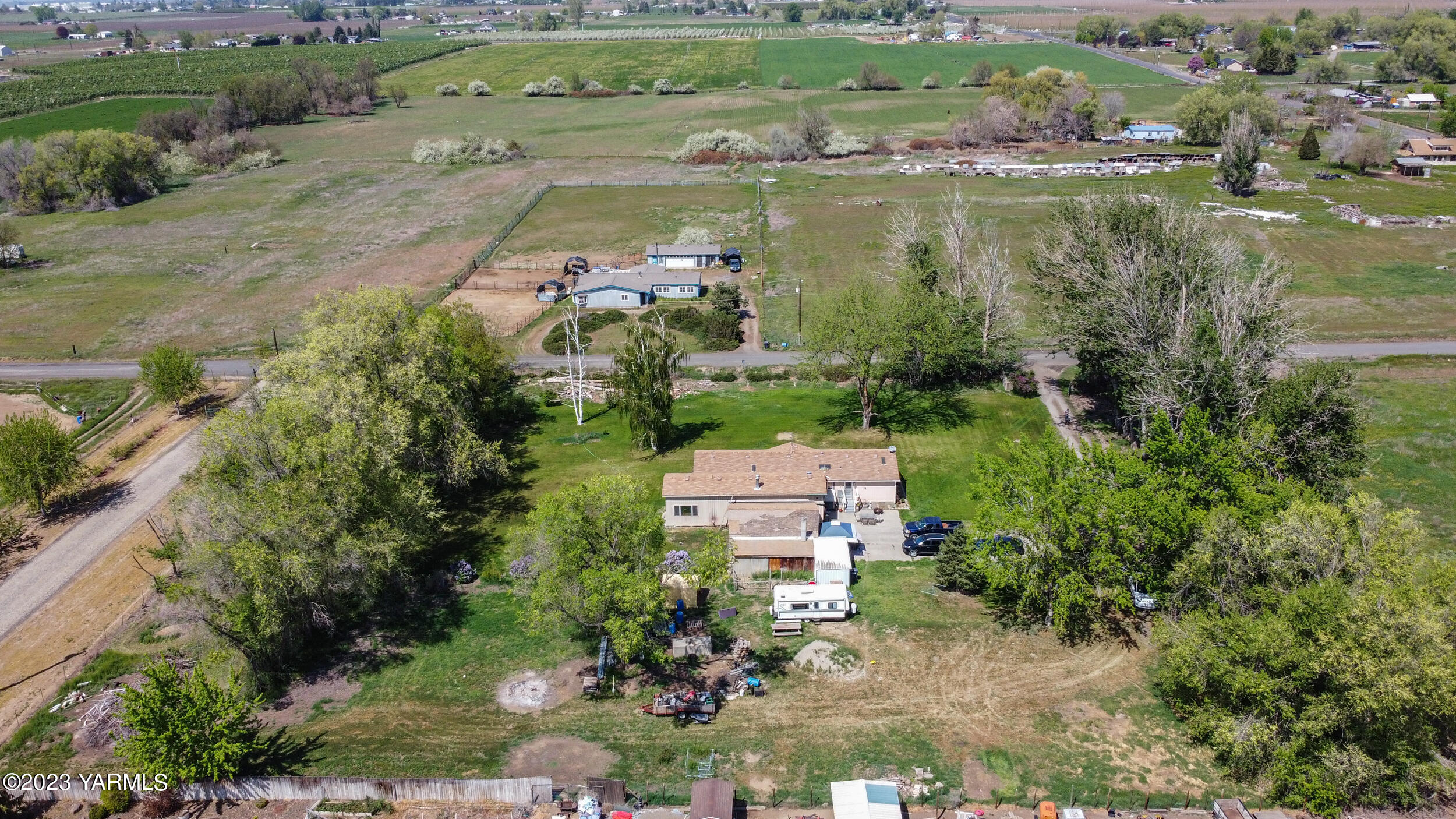 910 Robinson Road Grandview, WA 98930 - Photo 34 of 37 an aerial view of residential houses with outdoor space and trees