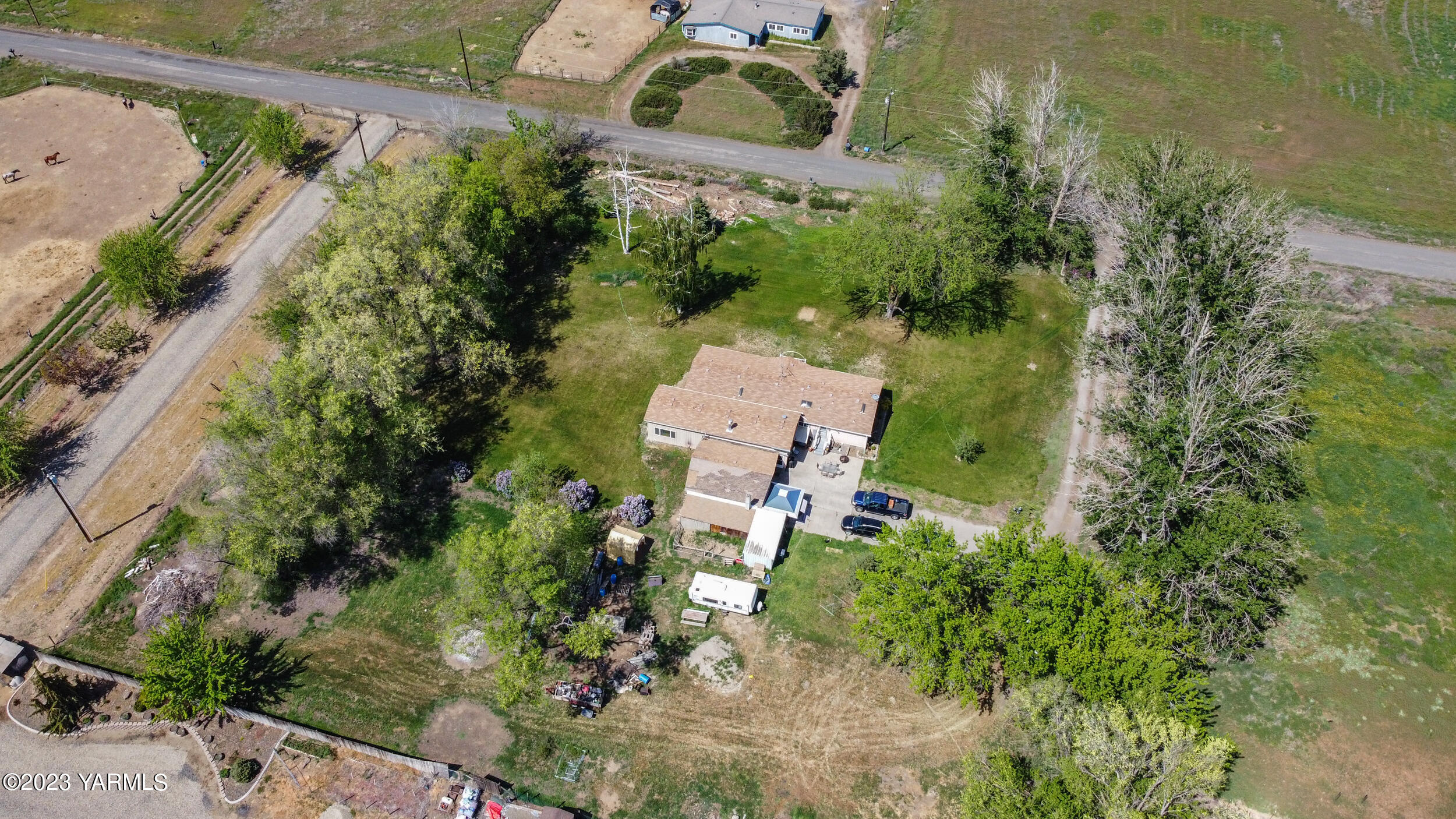910 Robinson Road Grandview, WA 98930 - Photo 36 of 37 an aerial view of a house with a yard and lake view