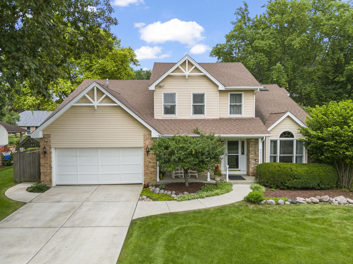 a view of a yard in front of house
