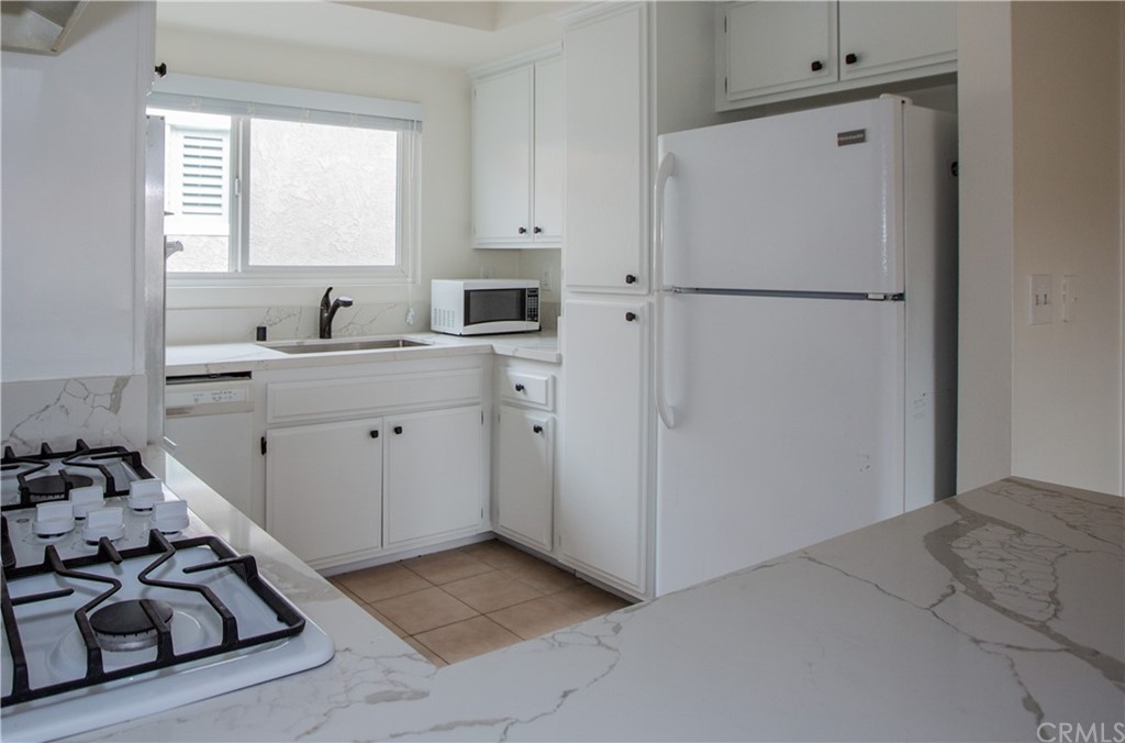 2305 Rockefeller Lane, Unit B Redondo Beach, CA 90278 - Photo 18 of 32