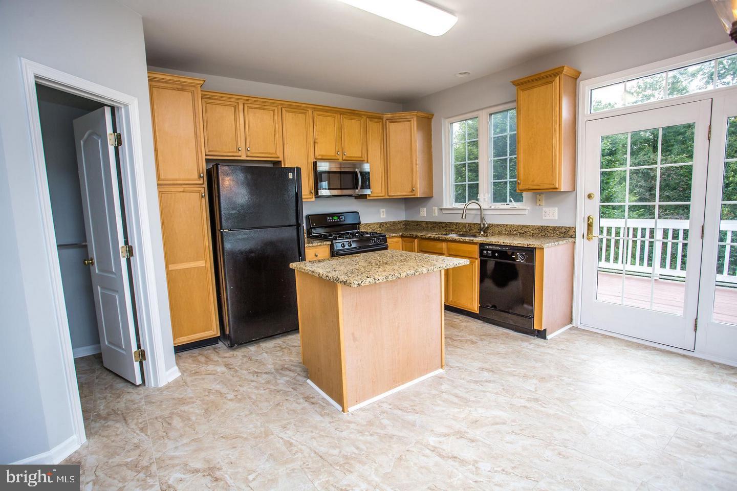 20431 Scioto Terrace Ashburn, VA 20147 - Photo 4 of 15 Bright & Airy kitchen!