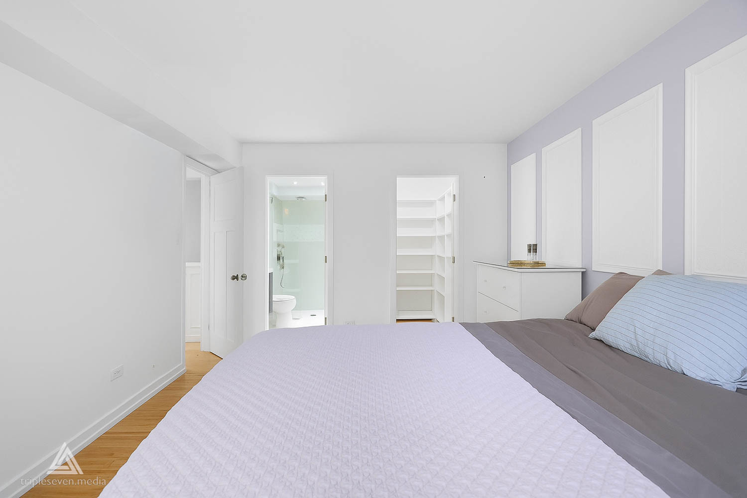 9180 S Road, Unit D Palos Hills, IL 60465 - Photo 14 of 24 a bedroom with a bed and closet