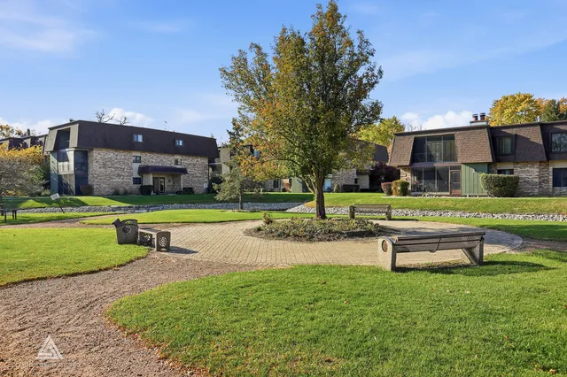 $265,000 | 9180 S Road, Unit D, Palos Hills, IL 60465