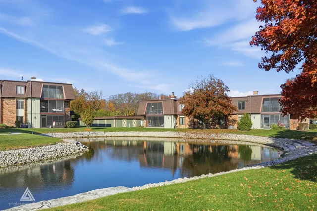 $265,000 | 9180 S Road, Unit D, Palos Hills, IL 60465