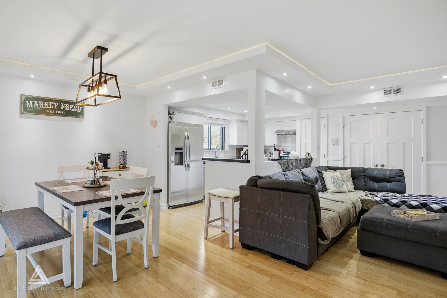 9180 S Road, Unit D Palos Hills, IL 60465 - Photo 4 of 24 a living room with furniture and wooden floor