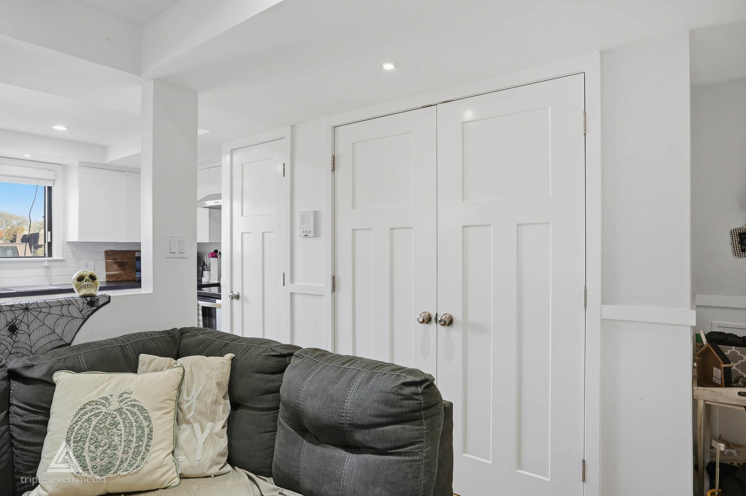 9180 S Road, Unit D Palos Hills, IL 60465 - Photo 10 of 24 a living room with furniture and a air conditioner vent