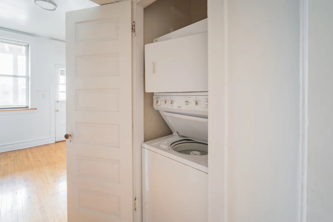 5124 South University Avenue Chicago, IL 60615 - Photo 4 of 8 a view of bathroom with washing machine