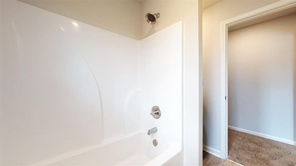 121 Weldon Road McDonough, GA 30253 - Photo 29 of 32 a bathroom with a bathtub