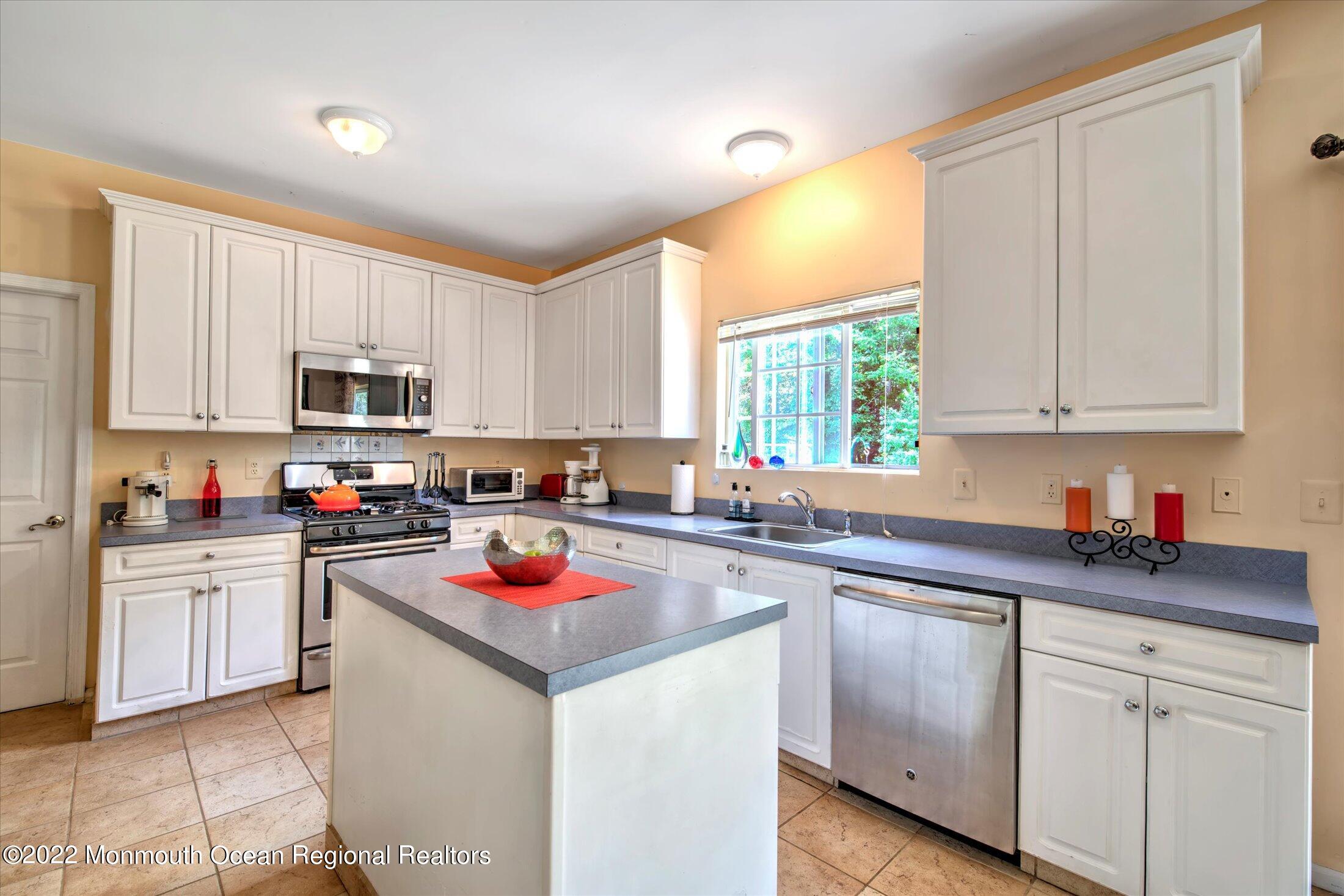 25 Ridings Parkway Princeton, NJ 08540 - Photo 15 of 39 16-KITCHEN