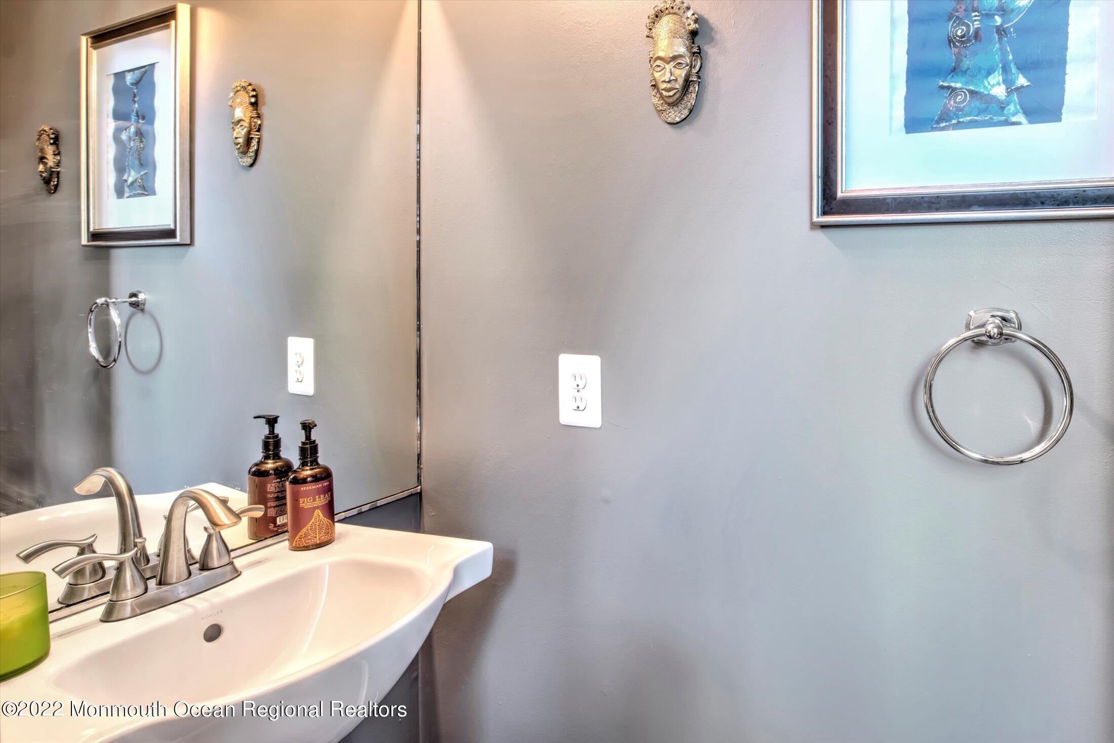 25 Ridings Parkway Princeton, NJ 08540 - Photo 21 of 39 22-POWDER ROOM