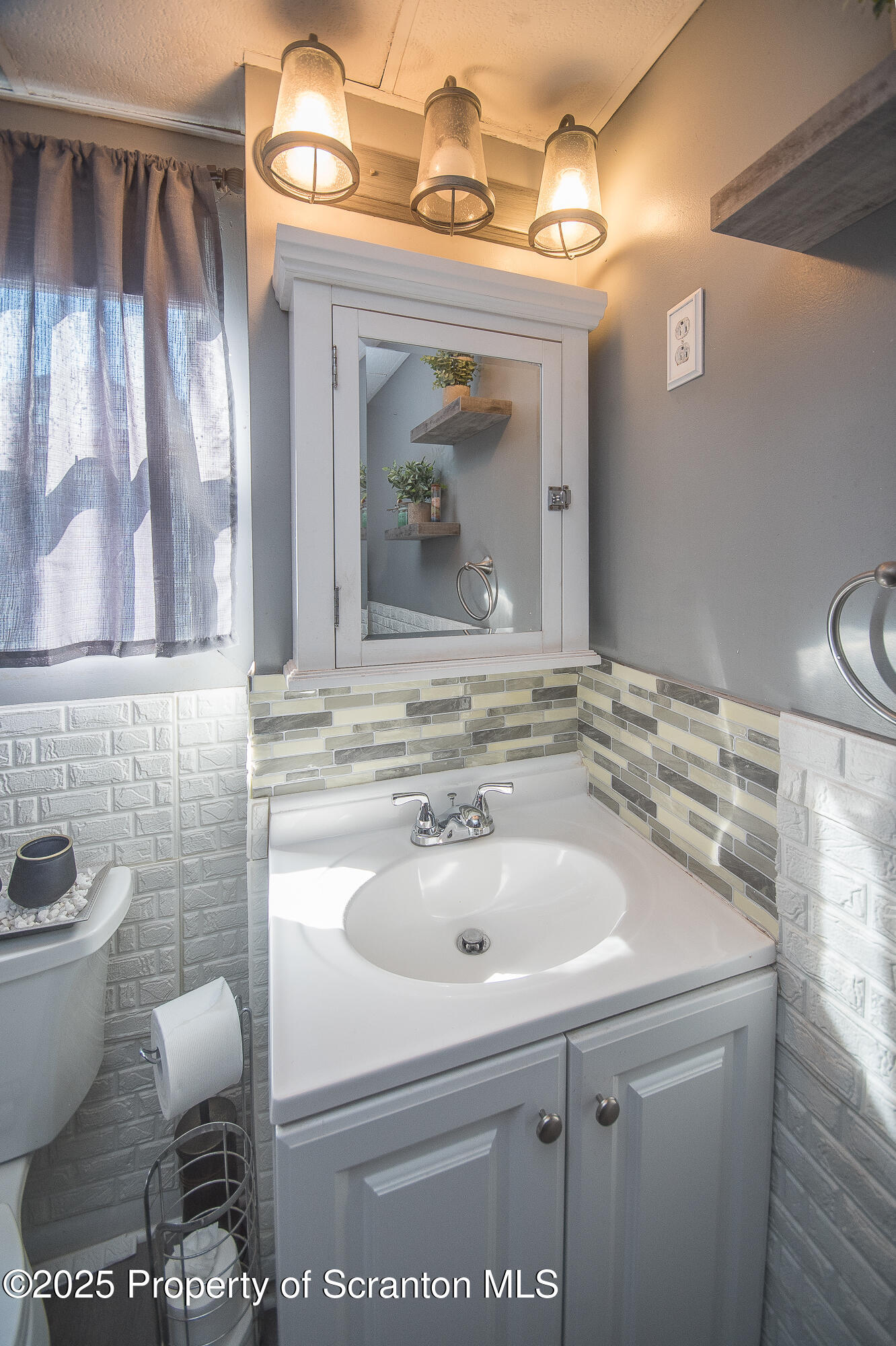 1227 Providence Road Scranton, PA 18508 - Photo 55 of 72 Full Bathroom