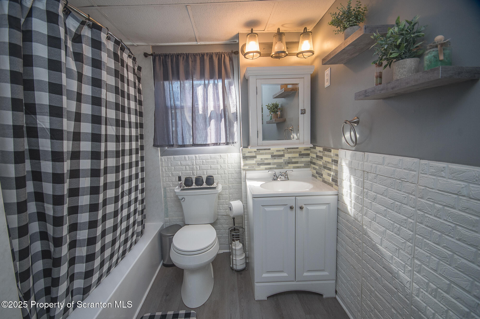 1227 Providence Road Scranton, PA 18508 - Photo 57 of 72 Full Bathroom