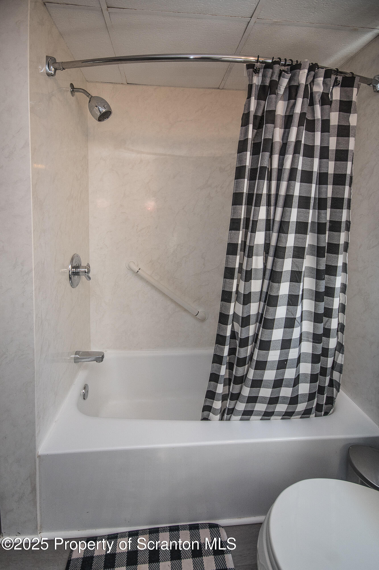 1227 Providence Road Scranton, PA 18508 - Photo 59 of 72 Full Bathroom