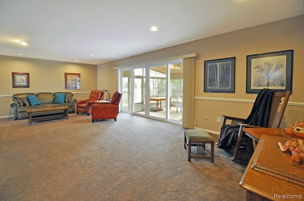 557 Robert John Street Grosse Pointe, MI 48236 - Photo 8 of 41 7.jpg