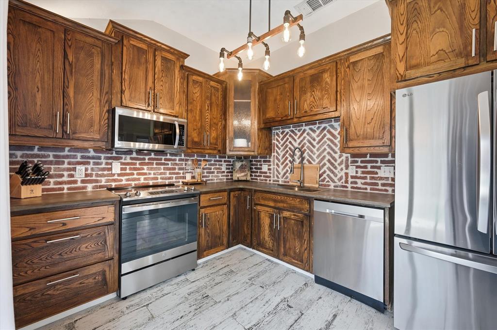 1453 Hampton Road Grapevine, TX 76051 - Photo 5 of 33