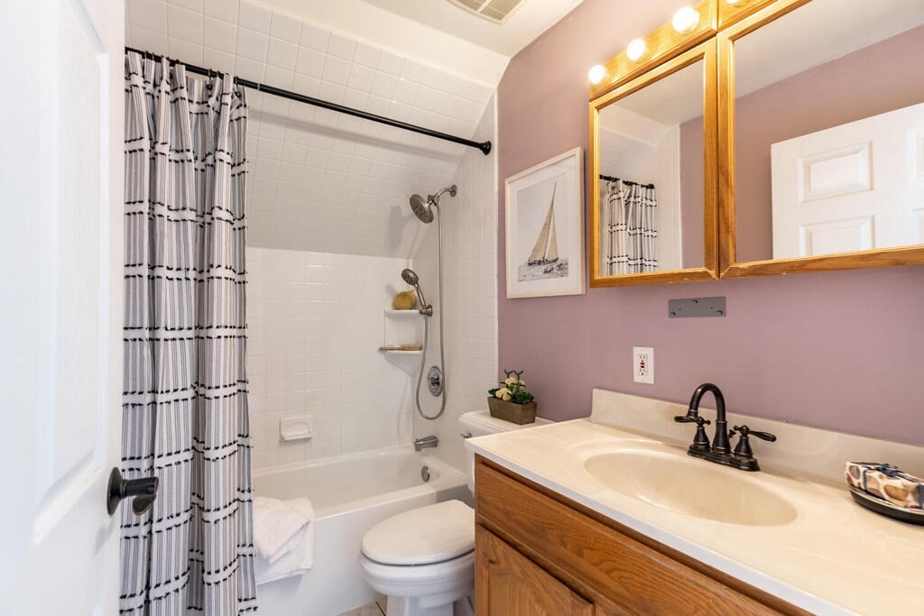 8 Summer Street, Unit 415 Gloucester, MA 01930 - Photo 24 of 32 a bathroom with a sink toilet and shower