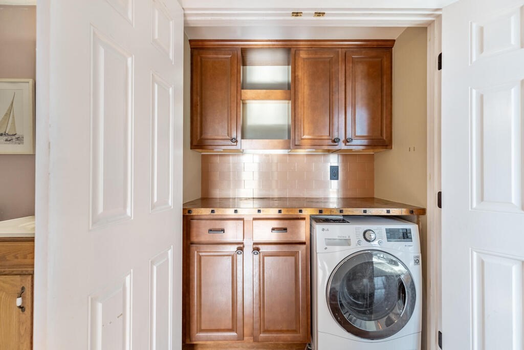 8 Summer Street, Unit 415 Gloucester, MA 01930 - Photo 27 of 32 a kitchen with a stove top oven