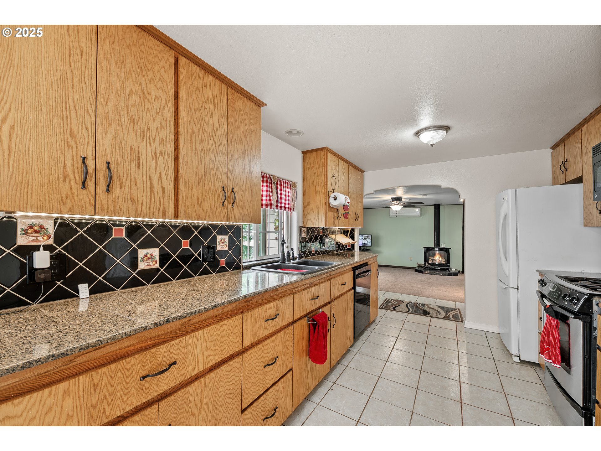 10 Kegler Road Winston, OR 97496 - Photo 11 of 47 Kitchen