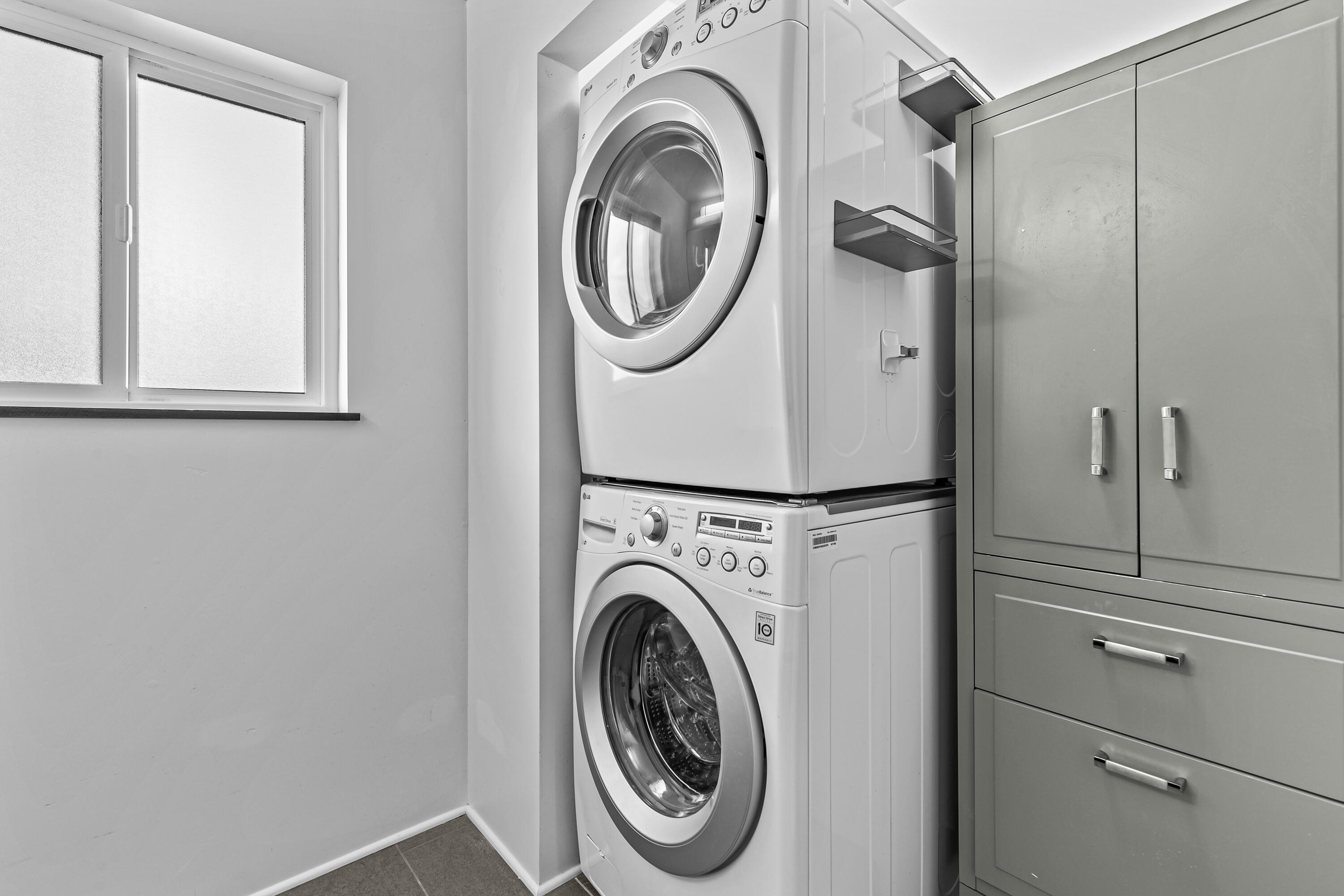593 Crowson Road Ashland, OR 97520 - Photo 23 of 36 a utility room with dryer and washer