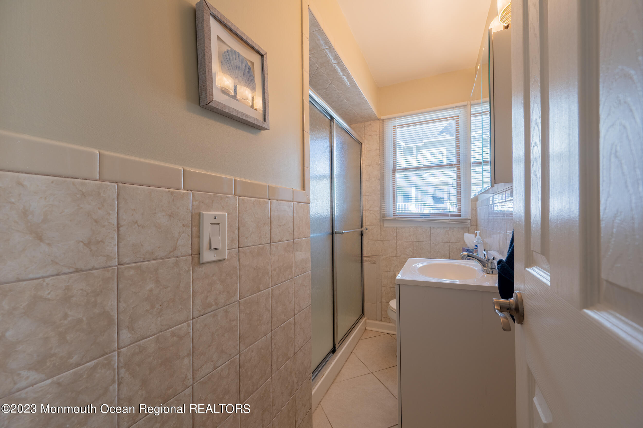 121 Jacobsen Lane Lavallette, NJ 08735 - Photo 11 of 19 a bathroom with a toilet a sink and tub