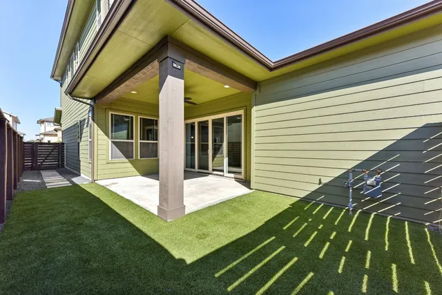 a view of a house with backyard