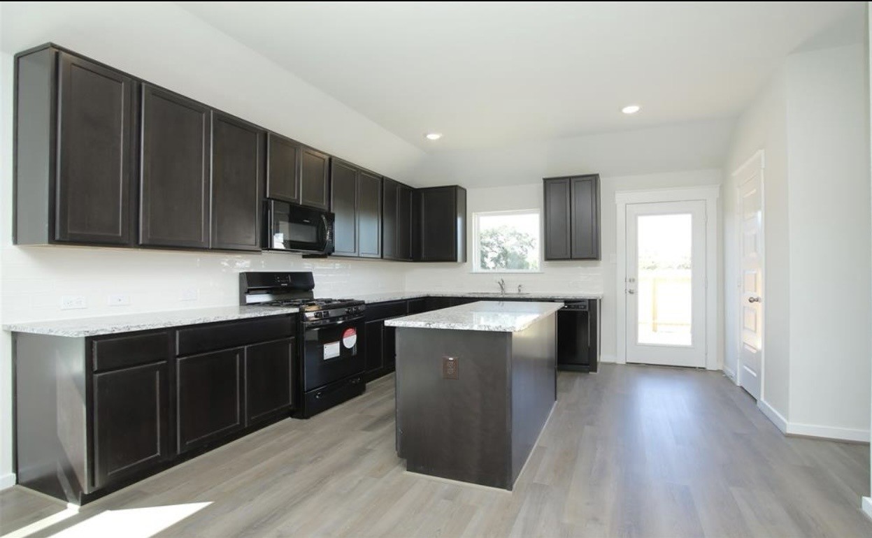 211 Lisa Marie Drive Angleton, TX 77515 - Photo 5 of 20 Gallery Image 5