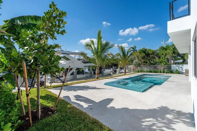 a view of a backyard