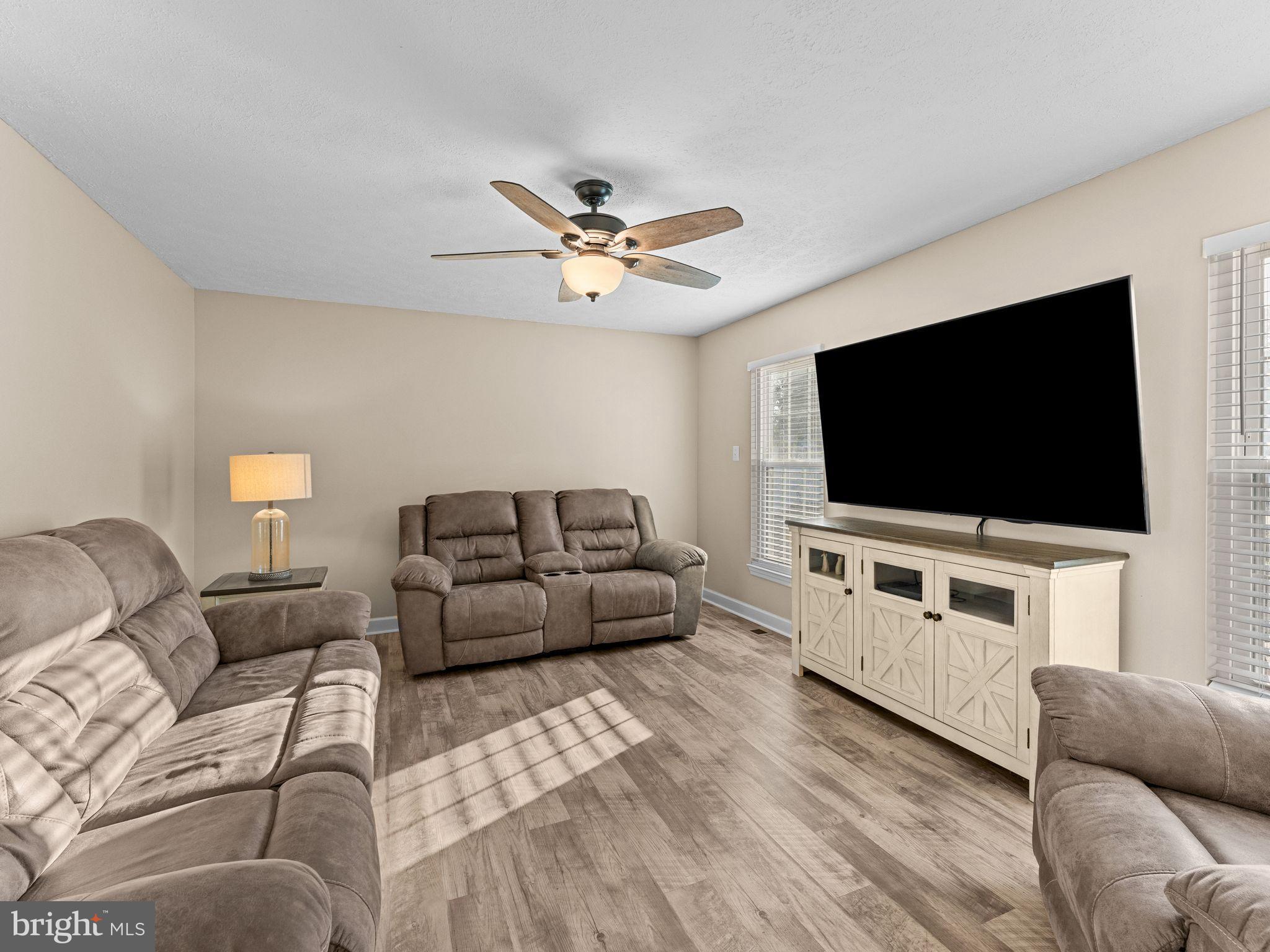 425 Glasgow Road Williamstown, NJ 08094 - Photo 11 of 53 Spacious living area with natural light.