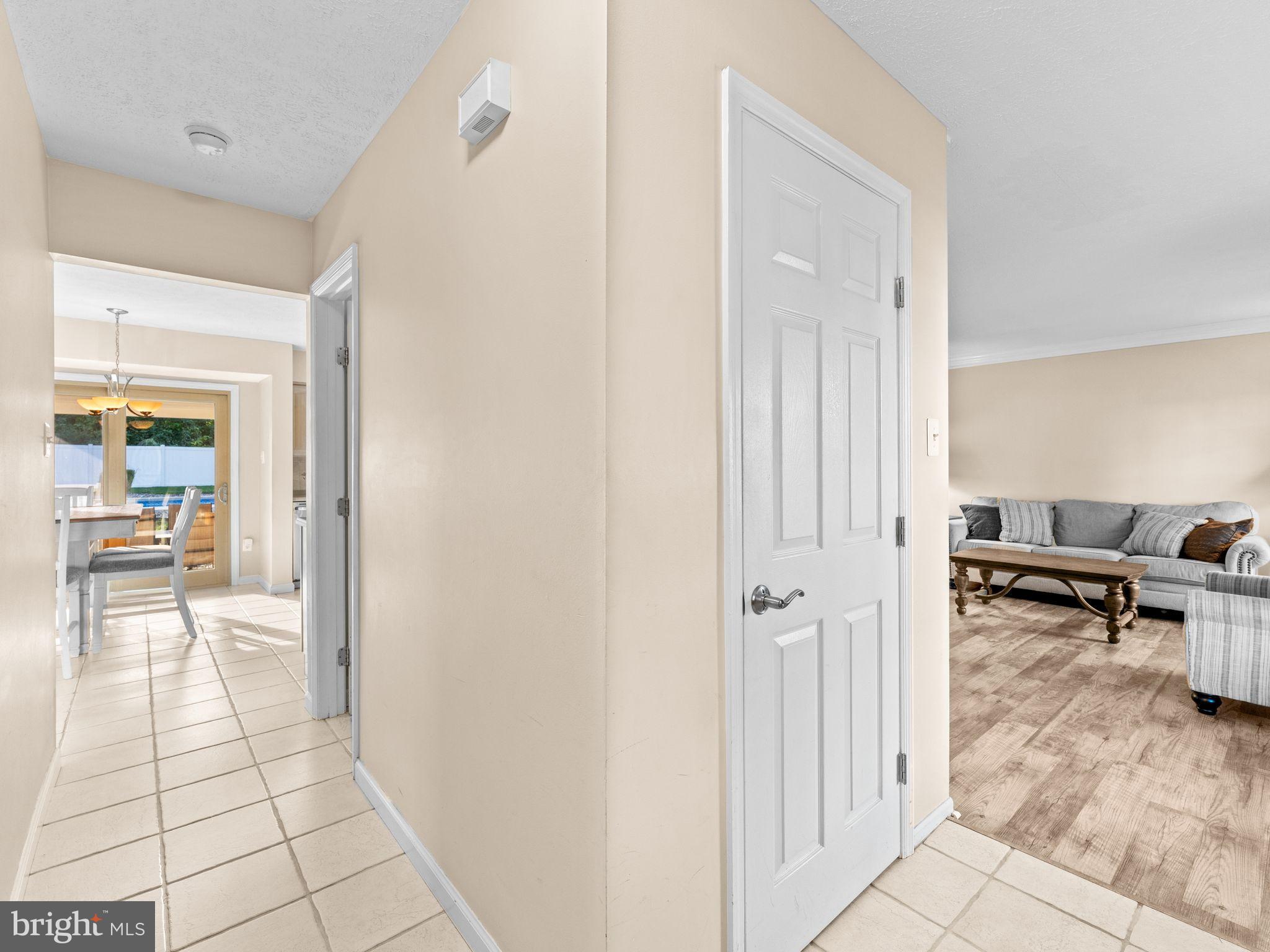 425 Glasgow Road Williamstown, NJ 08094 - Photo 5 of 53 Inviting entryway with open living spaces.