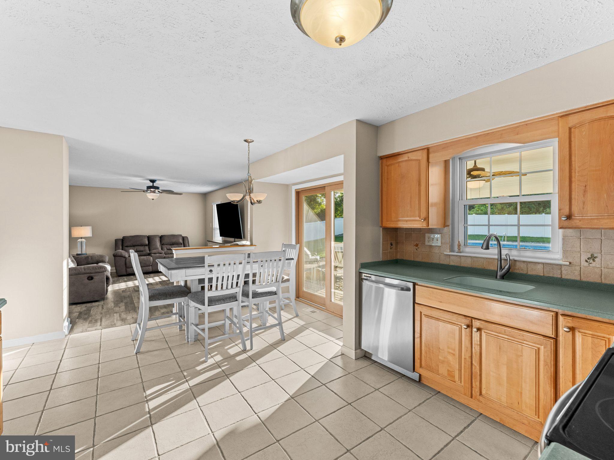 425 Glasgow Road Williamstown, NJ 08094 - Photo 7 of 53 Eat-in kitchen