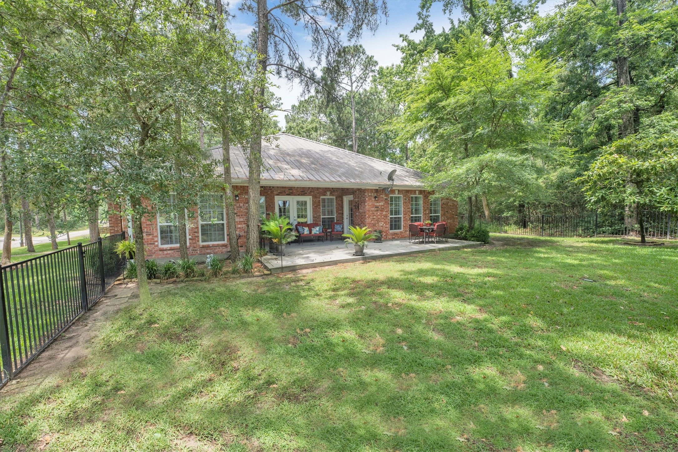 24400 Pine Valley Point Blank, TX 77364 - Photo 4 of 50 a view of patio with a table and chairs under an umbrella