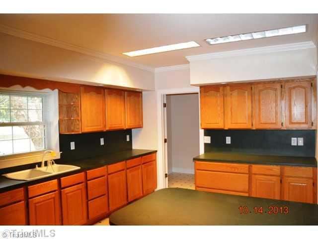 200 Cliff Ridge Winston-Salem, NC 27107 - Photo 4 of 16 Kitchen.