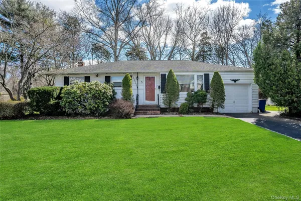 $799,000 | 5 Vegas Court, Plainview, NY 11803