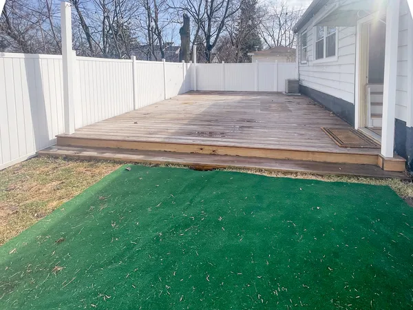 a view of a backyard