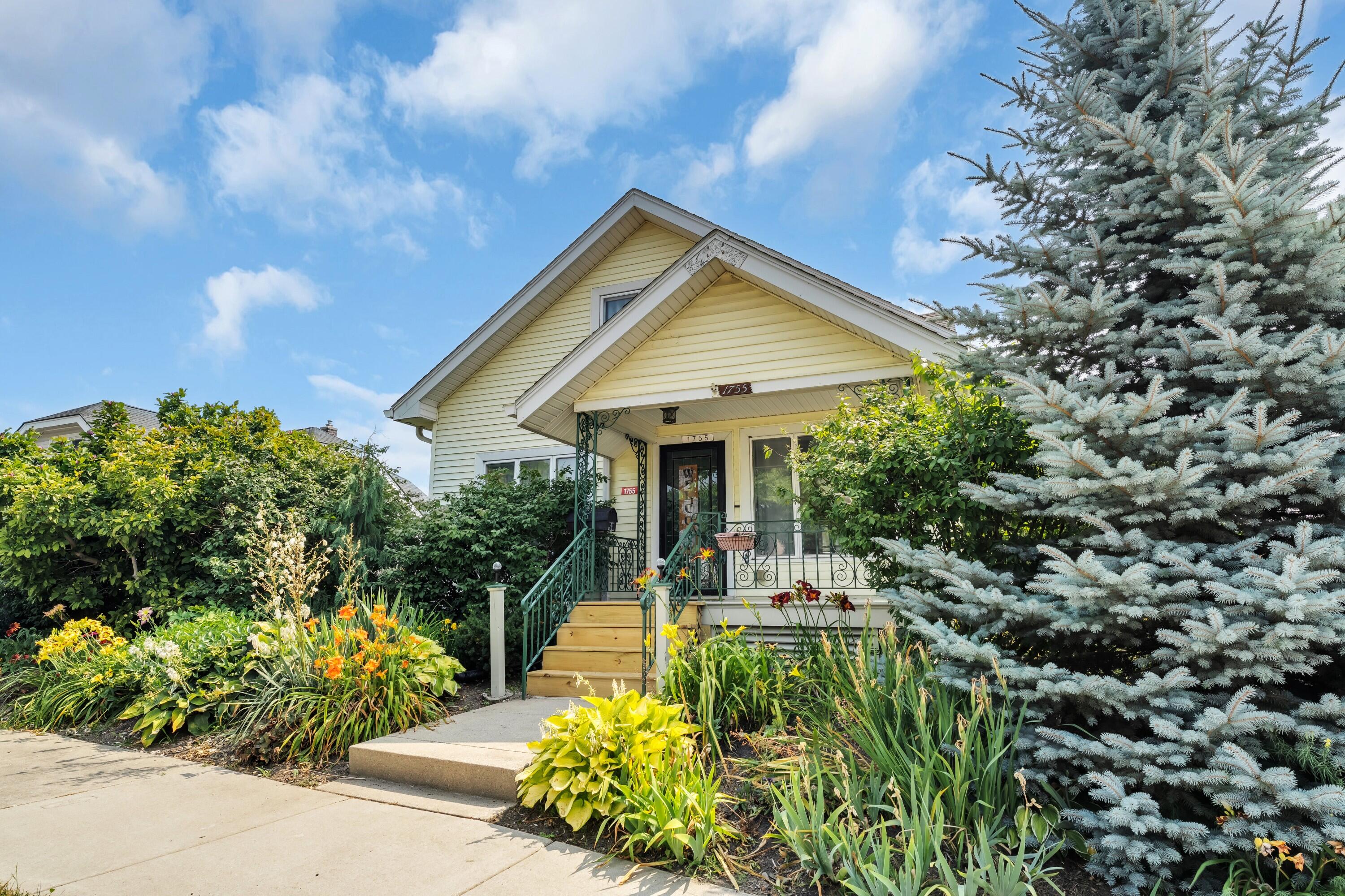 1755 Orchard Street Racine, WI 53405 - Photo 2 of 55 Photo (2)