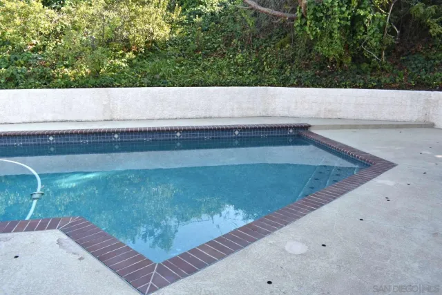 a view of a back yard