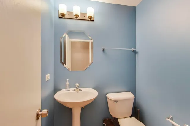 $289,500 | 676 South Jade Lane, Unit 676, Round Lake, IL 60073