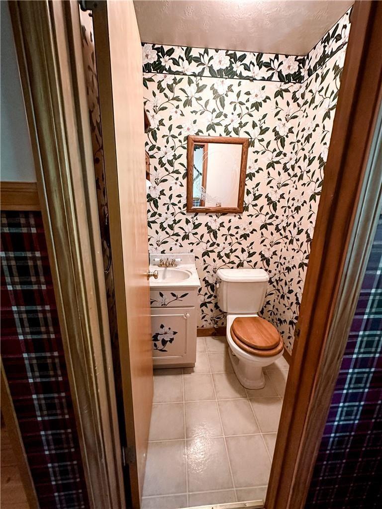 5164 Chowchilla Mountain Road Mariposa, CA 95338 - Photo 34 of 74 1/2 Bath off laundry / Mud room