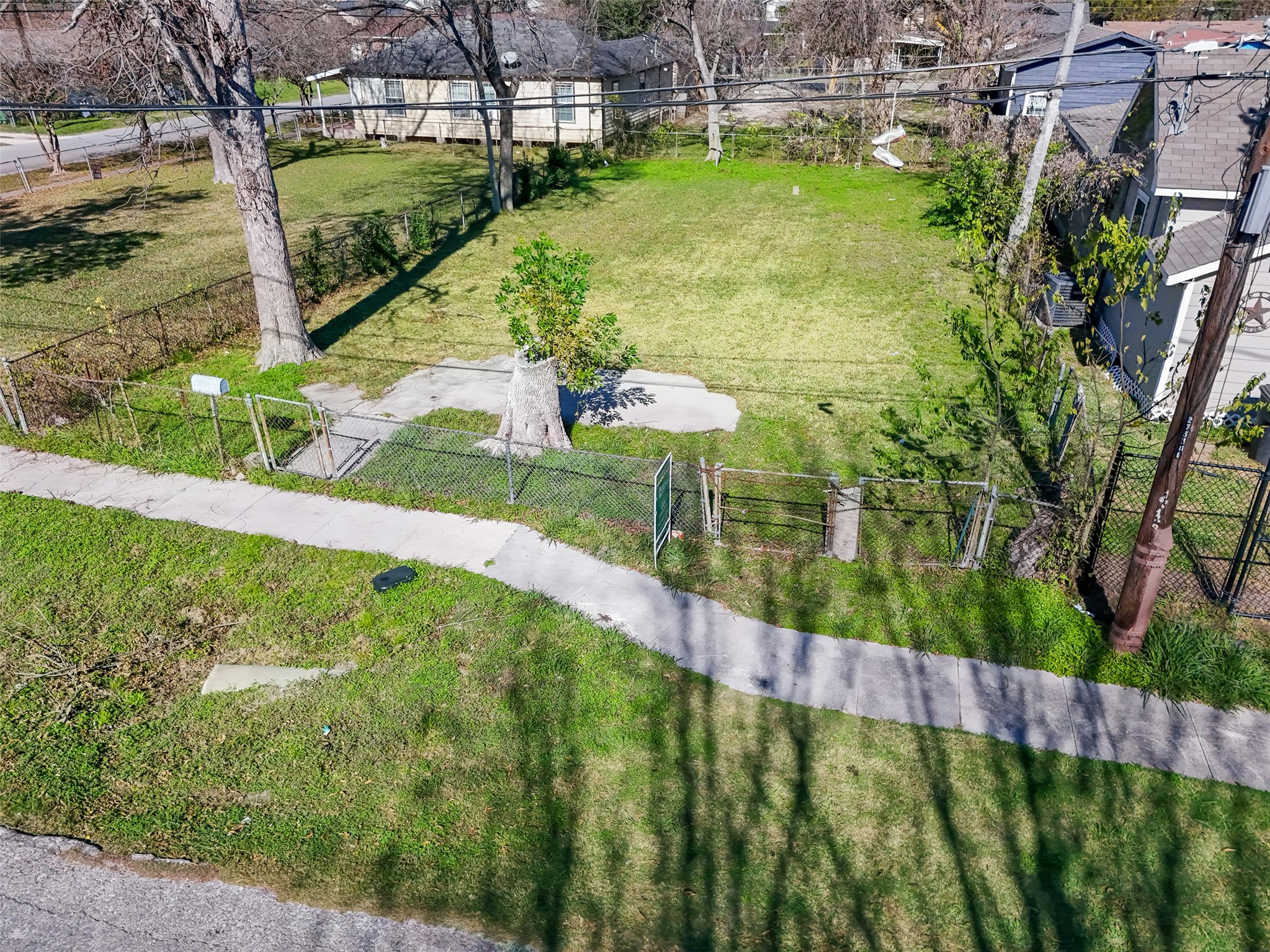 4607 Evella Street Houston, TX 77026 - Photo 2 of 12 Close to downtown.