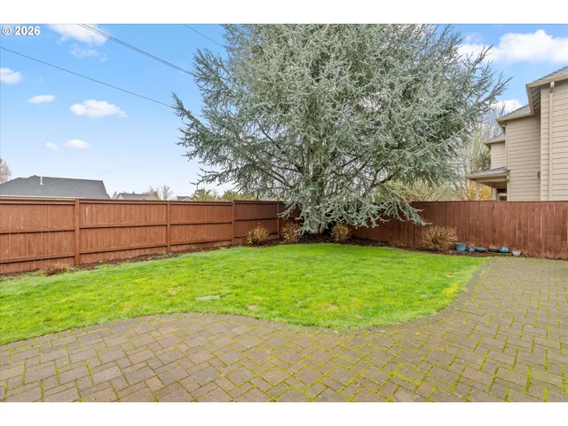 a view of a backyard