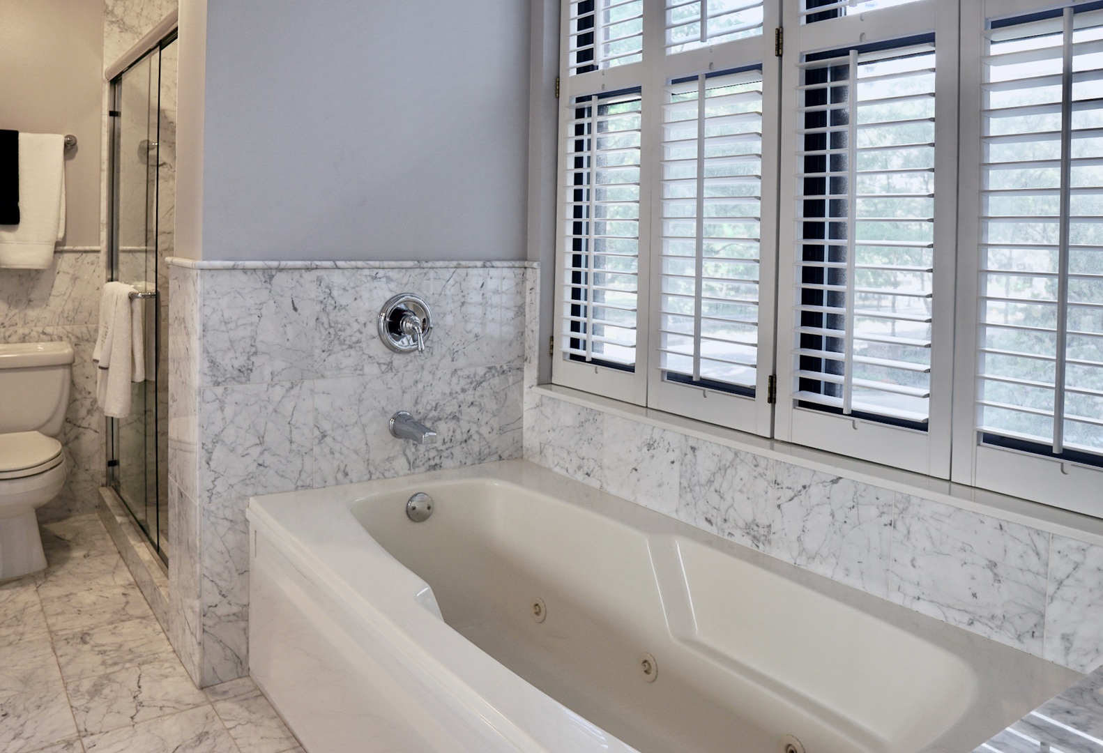 55 West Delaware Place, Unit 221 Chicago, IL 60610 - Photo 17 of 29 a bathroom with a bathtub and a toilet